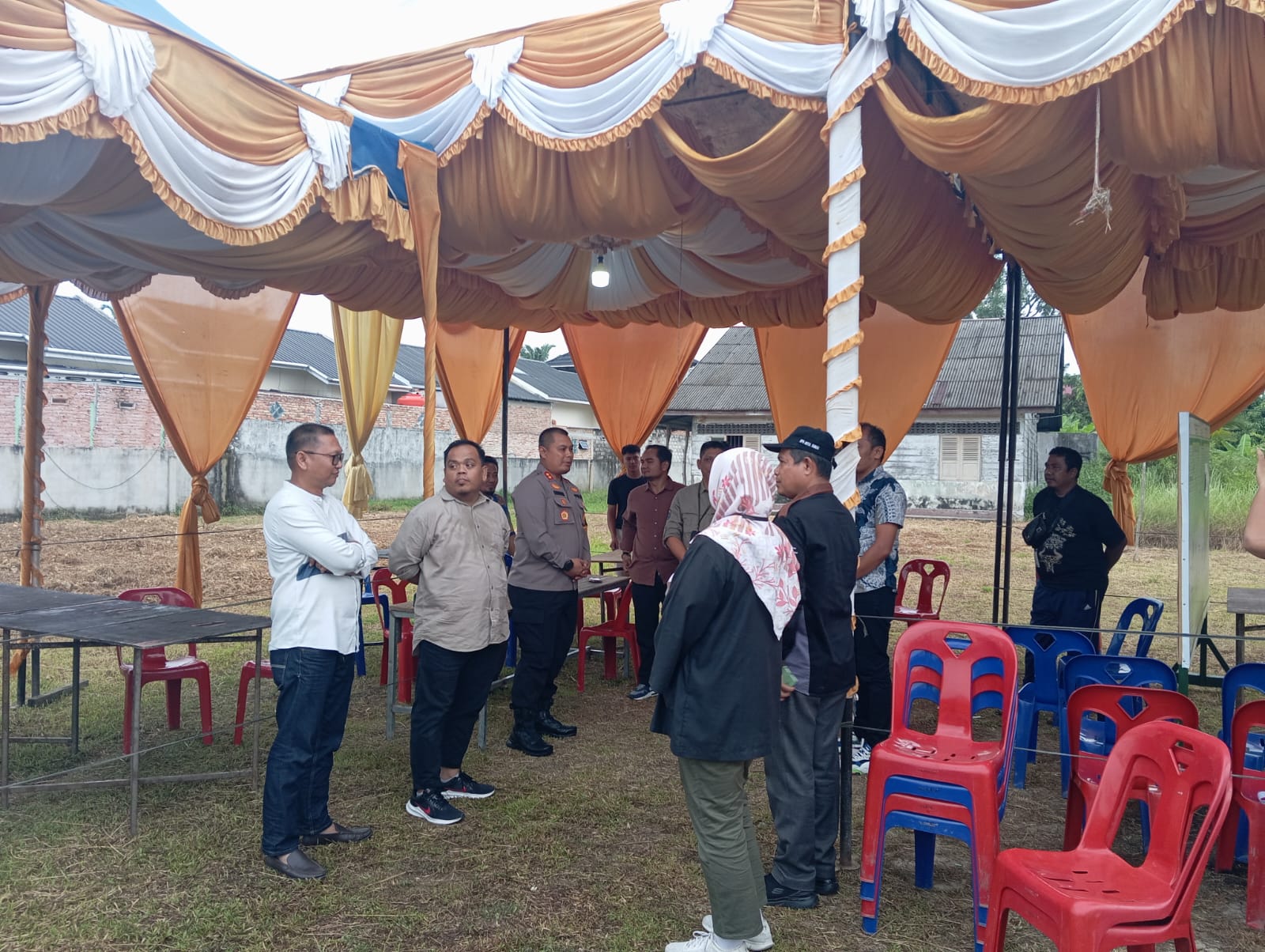 Agustri & Yossi Rinaldi mininjau lokasi TPS PSU di Kec. Dumai Barat