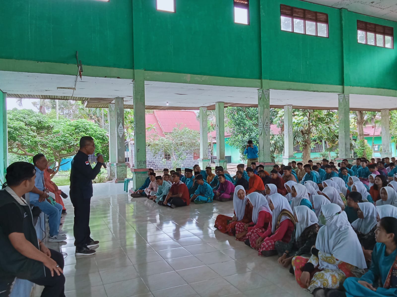 Bawaslu Kota Dumai dan Panwaslu Dumai Barat Goes to School ke SMA Binsus; Upaya Memperkuat Pengawasan Partisipatif bagi Pemilih Pemula di Pilkada 2024