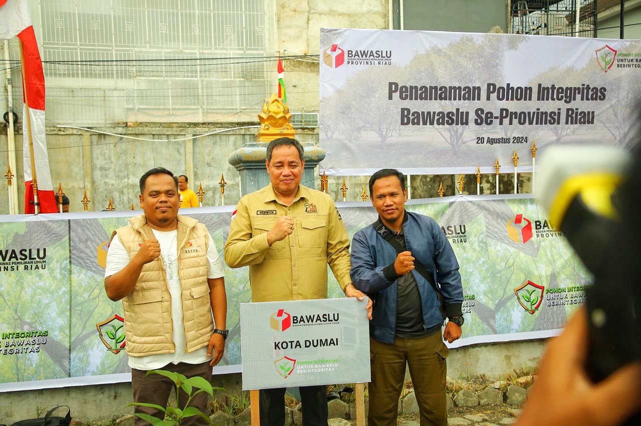 Simbol Integritas, Bawaslu Dumai Ikut Berpartisipasi Dalam Kegiatan Penanaman Pohon Manggis Bersama Bawaslu RI