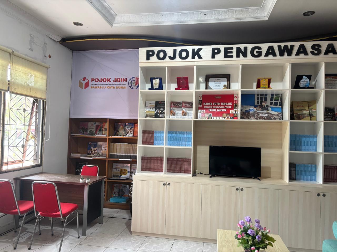 Ketua Bawaslu Dumai: Dukung Pendidikan Politik di Indonesia Melalui Pojok Pengawasan dan Pojok JDIH