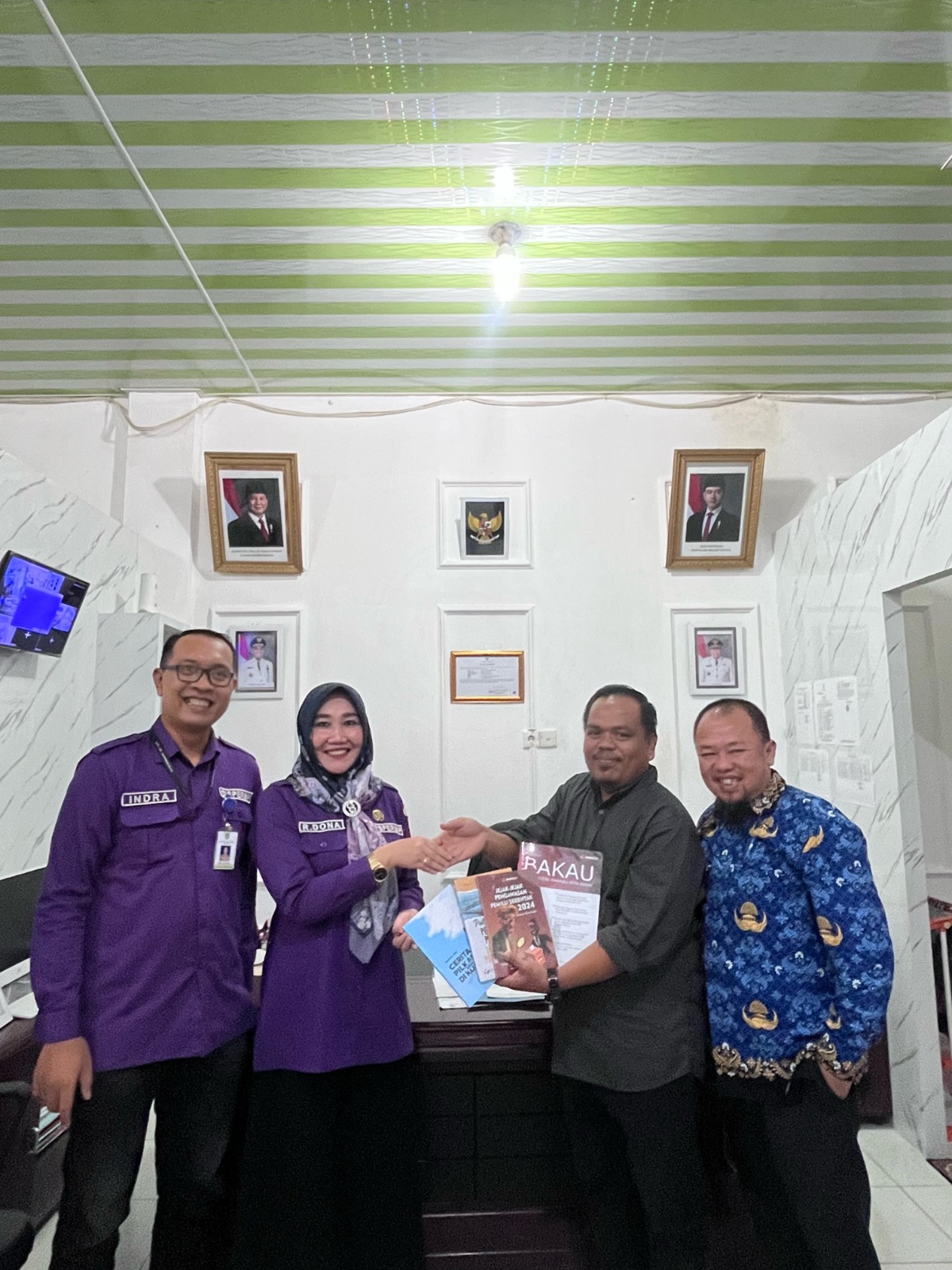 Serahkan Buku dan Bulletin Hasil Pengawasan Pemilu & Pilkada: Bawaslu Kota Dumai Kunjungi Dinas Perpustakaan dan Kearsipan