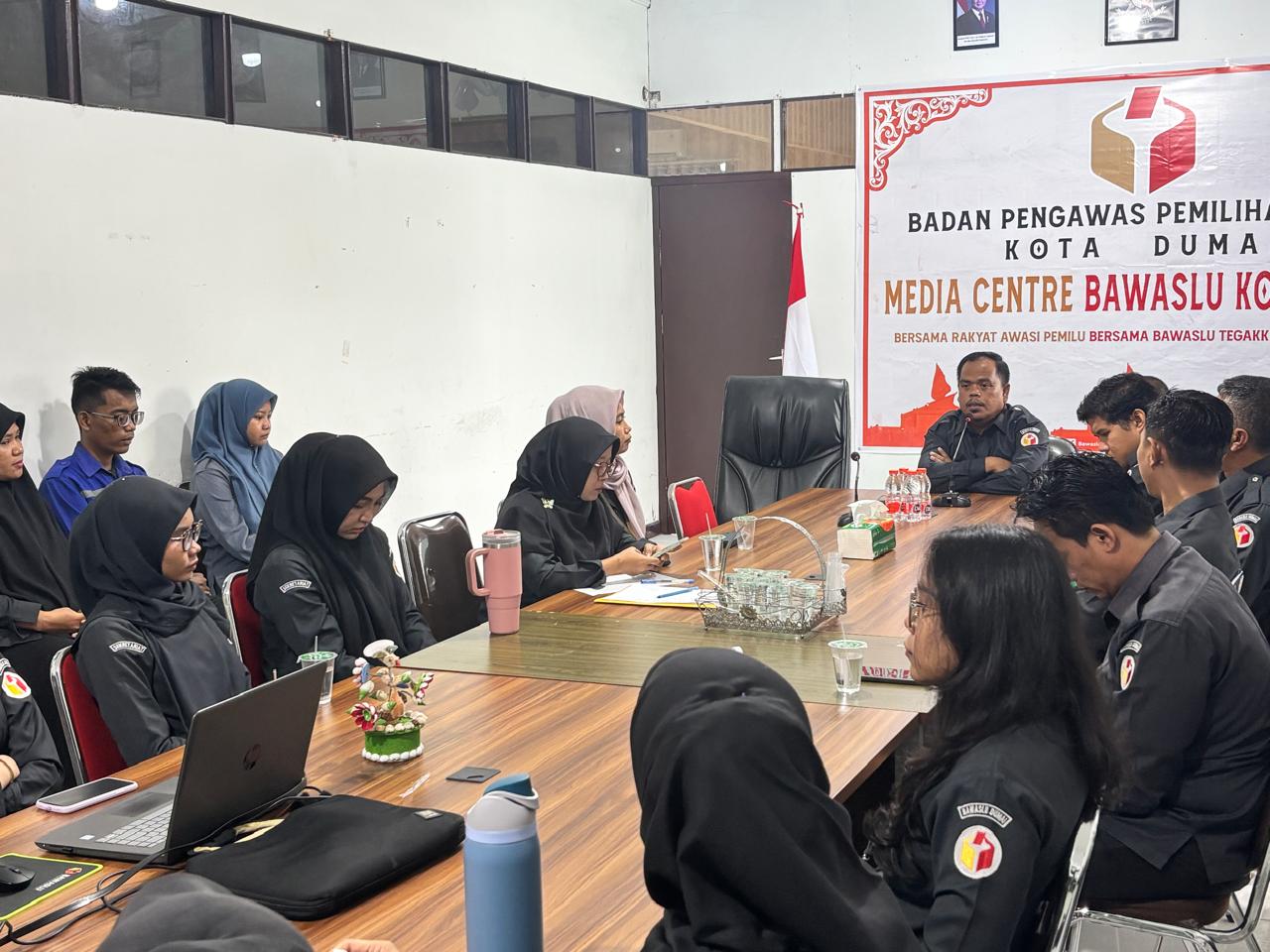 Ketua Bawaslu Dumai Pimpin Apel Pagi Senin, Tekankan Peningkatan Kapasitas SDM