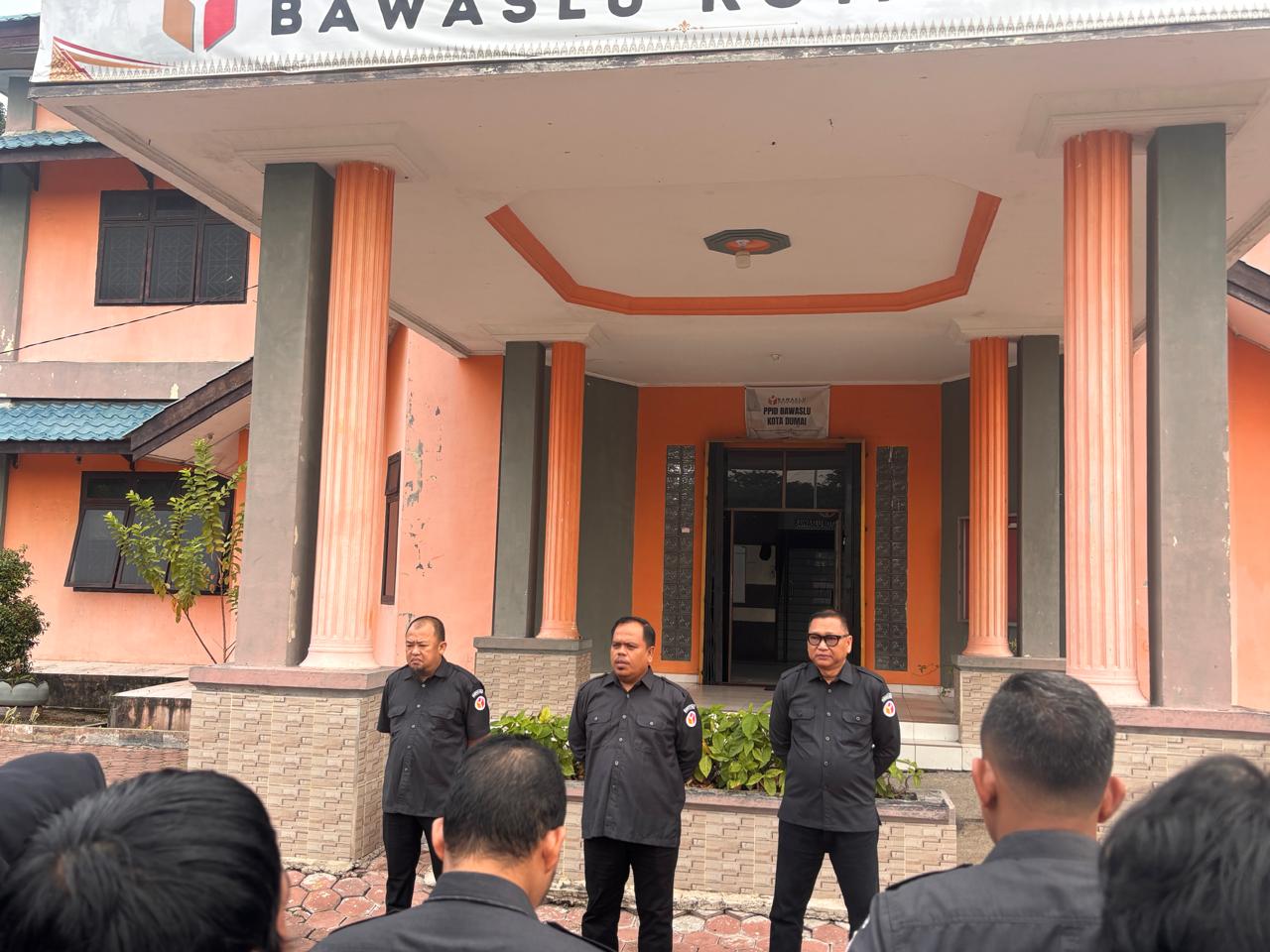 Ketua Bawaslu Kota Dumai Pimpin Apel Pagi, Tekankan Kedisiplinan