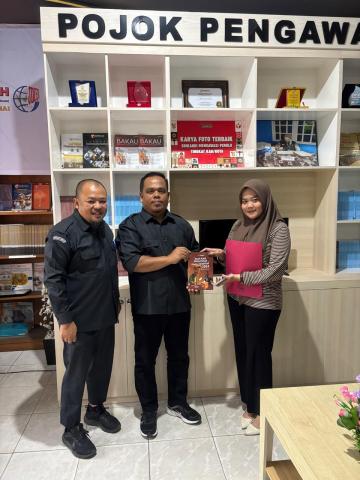 Kunjungan Mahasiswa Kota Dumai ke Pojok JDIH Bawaslu Kota Dumai