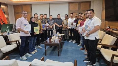 Dumai, bawaslu.dumai.go.id - Ketua Badan Pengawas Pemilu (Bawaslu) Kota Dumai menyerahkan secara langsung laporan kegiatan penguatan kelembagaan kepada Bawaslu Republik Indonesia di Jakarta pada Selasa (04/11/2025).  Laporan kelembagaan ini merupakan bagian dari rangkaian evaluasi terhadap pelaksanaan tahapan Pemilu dan Pilkada 2024 di wilayah Kota Dumai.  Dalam laporannya, Ketua Bawaslu Dumai Agustri, S.H.I., M.E.Sy hasil kegiatan yang melibatkan mitra kerja, yang bertujuan untuk mendapatkan masukan dan re