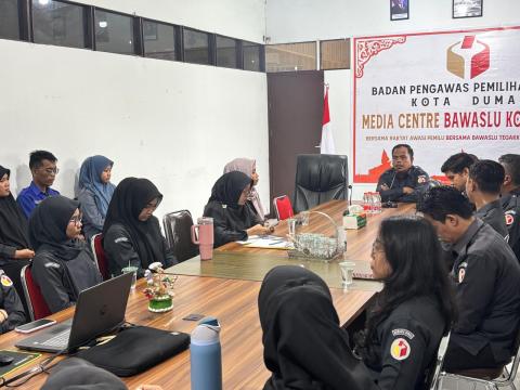 Ketua Bawaslu Dumai Pimpin Apel Pagi Senin, Tekankan Peningkatan Kapasitas SDM