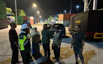Bawaslu Dumai Lakukan Pengawasan Loading Logistik Surat Suara Di Pelabuhan Pelindo Perawang 