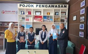 Bawaslu Kota Dumai Menerima Kunjungan Siswa SMP Budi Dharma dalam rangka wawancara kelembagaan