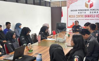 Ketua Bawaslu Dumai Pimpin Apel Pagi Senin, Tekankan Peningkatan Kapasitas SDM