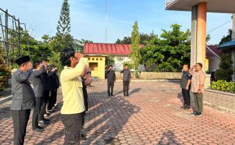 Pimpin Apel Pagi Senin, Ketua Bawaslu Dumai Tekankan Penguatan Disiplin Dan Sinergi